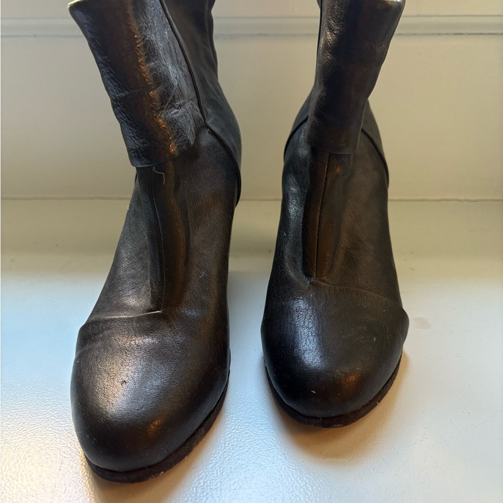 Elegant Black Leather Women's Boots